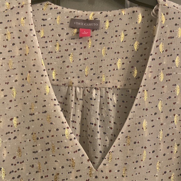 Vince Camuto Gorgeous Vneck Blouse. NWT. Size L - Picture 9 of 10